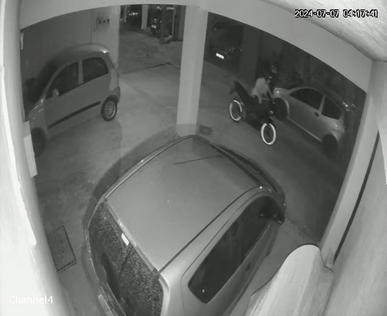 Η κάμερα ασφαλείας κατέγραψε τους δύο κλέφτες.