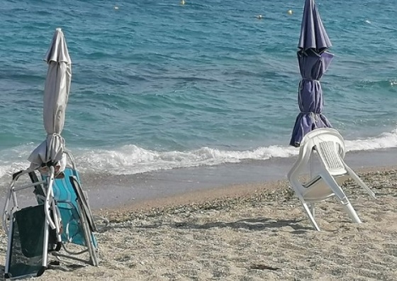 Ο Δήμος Αλεξανδρούπολης πρέπει να απομακρύνει ημιμόνιμες ομπρέλες και ξαπλώστρες από τις παραλίες.