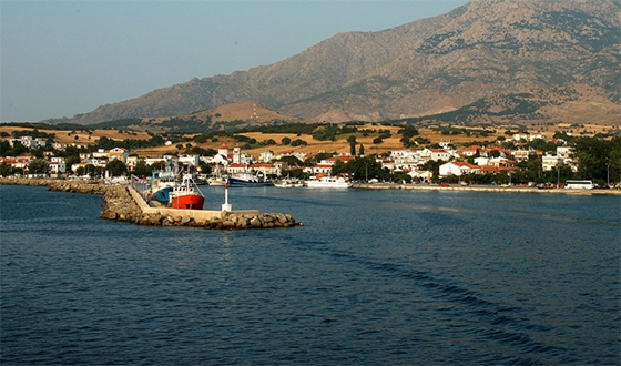 Εγκλωβισμένοι οι επιβάτες στο λιμάνι της Σαμοθράκης μετά από επακούμβηση του πλοίου