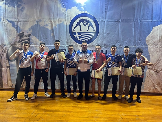 Ο προπονητής Άρης Παντελίδης πλαισιωμένος από τους 8 αθλητές που διακρίθηκαν