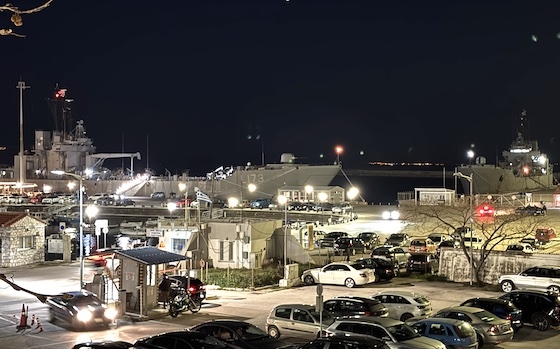 Αριστερά το "Χίος", δεξιά το "Ροδος"