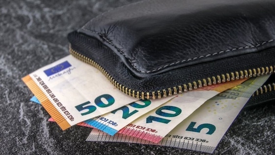 Εκμεταλλευόμενη την απόσπαση της προσοχής του, αφαίρεσε από το πορτοφόλι του χρηματικό ποσό.