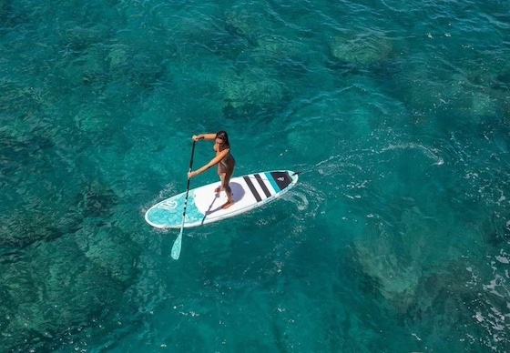 Η γυναίκα αδυνατούσε να επιστρέψει στην ακτή και η Λιμενική Αρχή Σαμοθράκης ενημερώθηκε άμεσα για το περιστατικό.