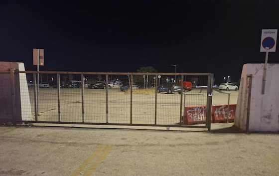 Υπήρχε κάποιος λόγος ασφαλείας που επέβαλε το κλείδωμα της πύλης, ή πρόκειται απλώς για μια ακόμη περίπτωση αδιαφορίας απέναντι στις ανάγκες των πολιτών;