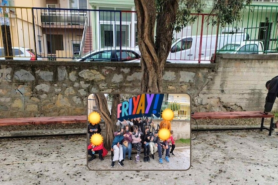 Η πρόοδος μιας πόλης δεν μετριέται μόνο σε έργα εκατομμυρίων. Μετριέται και σε τέσσερα παγκάκια. Και σε είκοσι χαμόγελα!