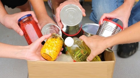 Θα υπάρχουν τρία μεγάλα κουτιά συλλογής τροφίμων, στα οποία οι πολίτες θα μπορούν να αφήνουν τις δωρεές τους.