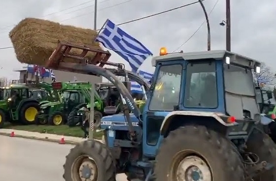 Οι αγρότες δηλώνουν αποφασισμένοι να παραμείνουν με τα τρακτέρ τους στους δρόμους και αποδίδει ευθύνες σε συγκεκριμένα πρόσωπα.