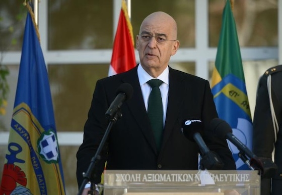 Να μπει τέλος στη θητεία «παρωδία» ζήτησε ο υπουργός Εθνικής Άμυνας Νίκος Δένδιας κατά την επίσκεψή του στο Κέντρο Εκπαίδευσης Νεοσυλλέκτων (ΚΕΝ) στον Αυλώνα Αττικής.