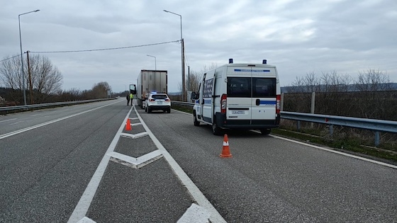 Οι αστυνομικοί προχώρησαν σε εξονυχιστικούς ελέγχους φορτηγών και λεωφορείων.