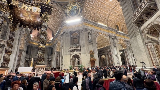 Το "ύστατο χαίρε" στον Πάπα Φραγκίσκο από χιλιάδες πιστούς.