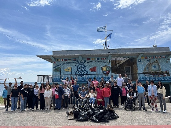 Μήνυμα κοινωνικής προσφοράς με τον καθαρισμό παραλίας στην Αλεξανδρούπολη.