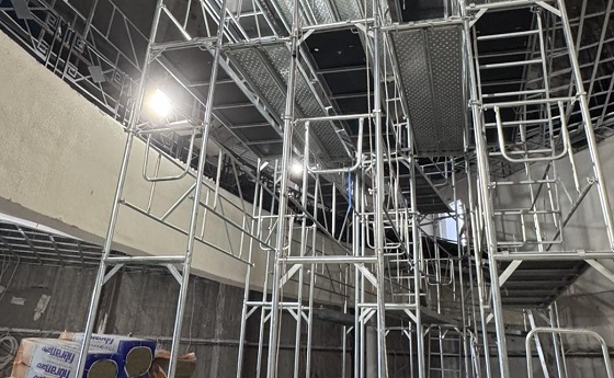 Στο εργοτάξιο του Δημοτικού Θεάτρου Αλεξανδρούπολης το βάρος των εργασιών μεταφέρεται τώρα στην κεντρική αίθουσα.