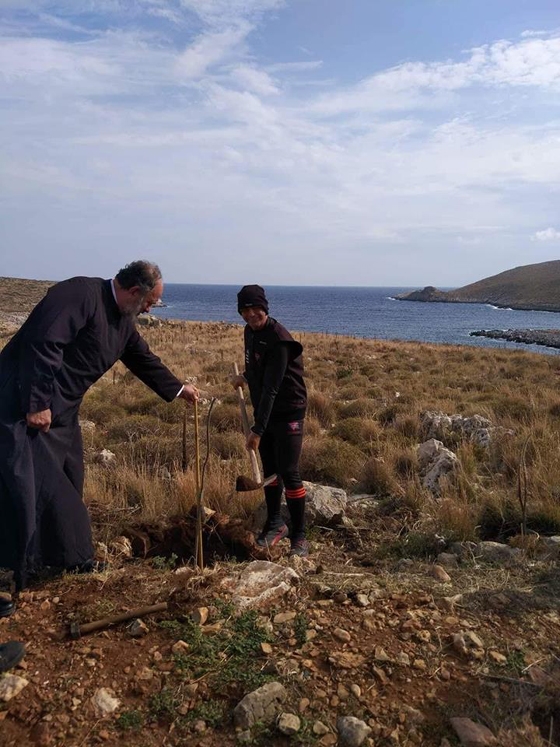 Στο Ακρωτήριο Ταίναρον με πολύ συγκίνηση φύτεψε ένα πολύ ιδιαίτερο δέντρο, το "Κάραγατς"