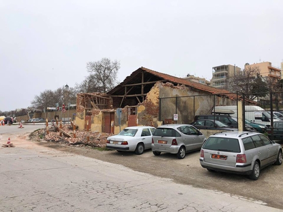 Κατέρρευσε πρόσοψη κτηρίου στο λιμάνι της Αλεξανδρούπολης (video)