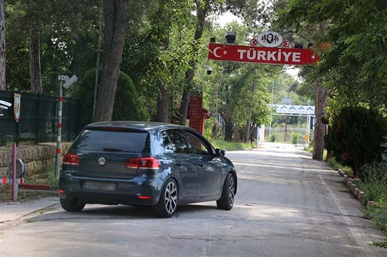 Χαρές και πανηγύρια για τους γείτονες αφού είχαν χάσει εδώ και μήνες τους καλύτερους πελάτες.