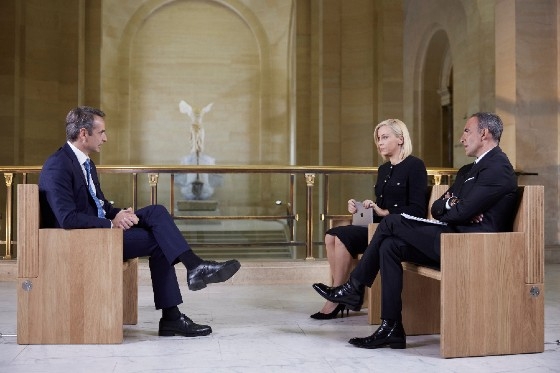 Ο Πρωθυπουργός Κυριάκος Μητσοτάκης δίνει συνέντευξη στον Νίκο Αλιάγα και την Αντριάνα Παρασκευοπούλου στο Μουσείο Λούβρου.