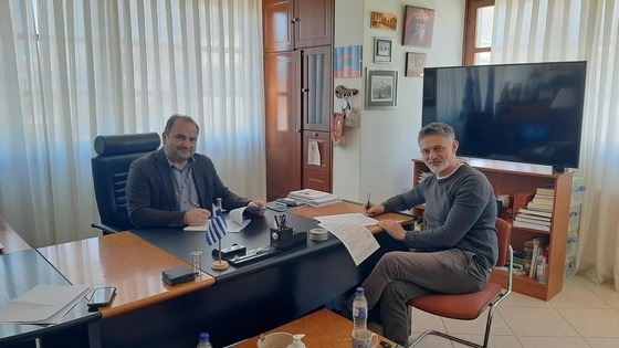 Στιγμιότυπο από την υπογραφή της σύμβασης.