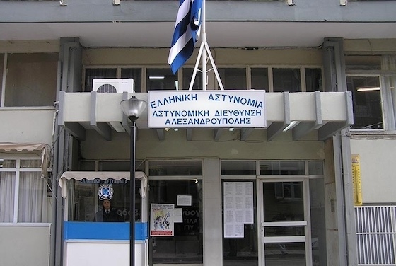 Ο ηλικιωμένος προσάχθηκε στην Αστυνομική Διεύθυνση Αλεξανδρούπολης, όπου και παραμένει κρατούμενος.
