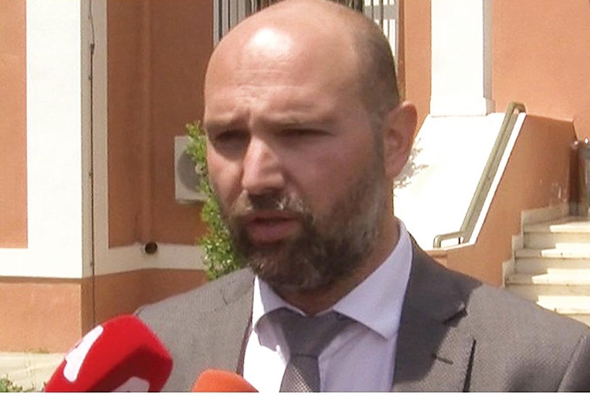 Αινήσιο Δέλτα προς Λασκαράκη: "Κάτσε απόλαυσε ήρεμα το ουίσκι σου. Μην ανησυχείς, φυλάμε εμείς εδώ οι παράνομοι"