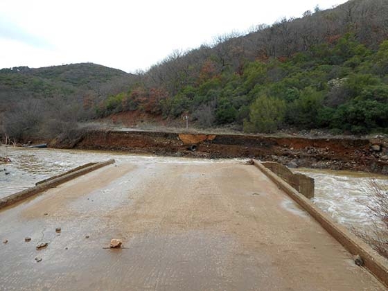Ο δρόμος πρόσβασης στο Φράγμα της ΔΕΥΑΑ έχει καταστραφεί.