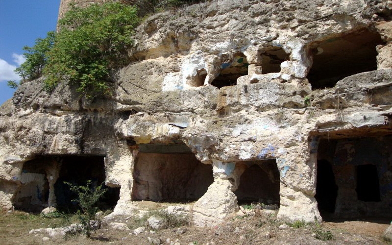 Φεύγουν από τις σπηλιές & τα λυόμενα οι Ρομά του Διδυμοτείχου 