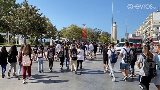 Αλεξανδρούπολη:  Διαμαρτύρονται οι μαθητές για την χρήση μάσκας στα σχολεία (video)