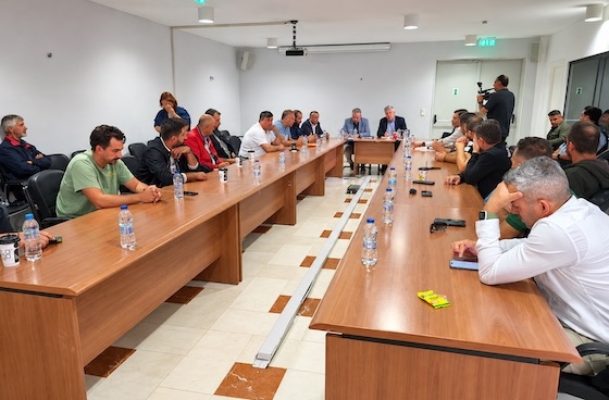 Η περιοδεία του υφυπουργού εξελίσσεται σε ένα εξαιρετικά φορτισμένο σκηνικό, με τον αγροτικό κόσμο να απαιτεί άμεσες και απτές δεσμεύσεις αντί για λόγια.