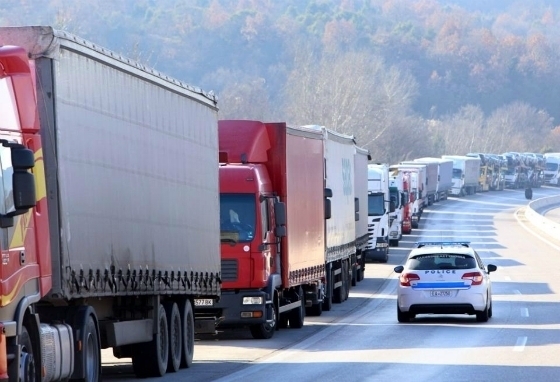 Διακόπτεται προσωρινά η κυκλοφορία όλων των οχημάτων άνω των 3,5 τόνων και στα δύο ρεύματα κυκλοφορίας της Εγνατίας Οδού