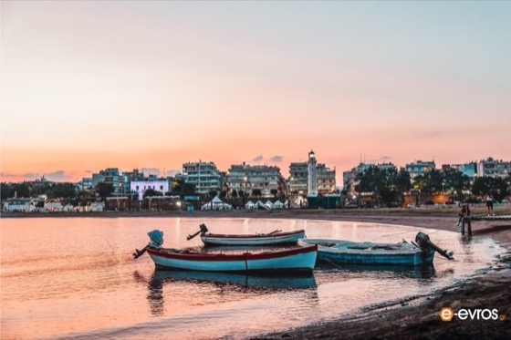 Η πόλη ξεχωρίζει χάρη στον επιβλητικό φάρο της στο λιμάνι