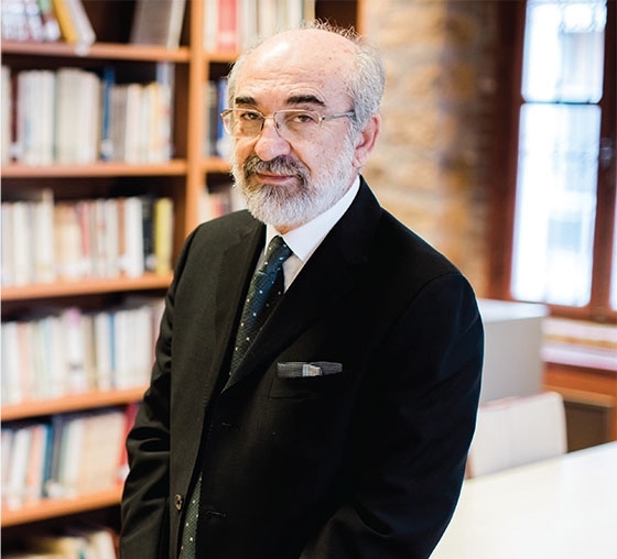 Βαγγέλης Λαμπάκης: "Δούρειος ίππος ή Κερκόπορτα";