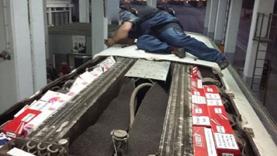 Η οροφή του λεωφορείου γεμάτη λαθραία τσιγάρα.