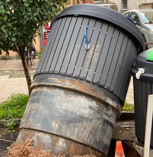 Ο ημιυπόγειος κάδος επί της οδού Παλαιολόγου βγήκε στην επιφάνεια!