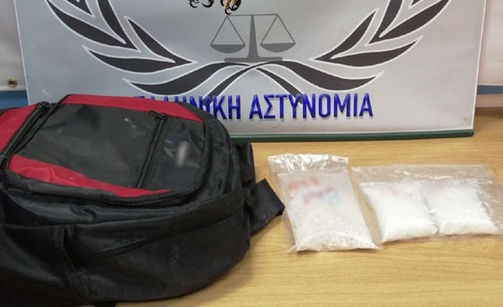 Στην τσάντα του βρέθηκε ποσότητα κοκαΐνης και τα ναρκωτικά δισκία. 