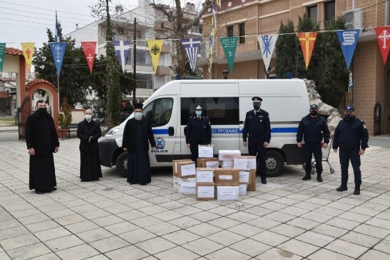 O υποδιευθυντής της Διεύθυνσης Αστυνομίας Ορεστιάδας, Χρήστος Αξής και αντιπροσωπεία αστυνομικών, προσέφεραν τα είδη που συγκέντρωσε το προσωπικό στην Τράπεζα Αγάπης του Ιερού Ναού Αγίων Θεοδώρων Ορεσ