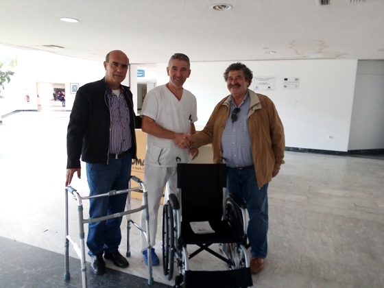 Πολυκοινωνικό: Δωρεά στο ΠΓΝΑ το αμαξίδιο & η ειδική περπατούρα που αγοράστηκαν με τα καπάκια