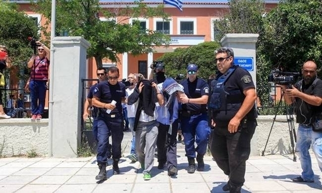 Φώτο αρχείου από τη σύλληψη των 8 Τούρκων 