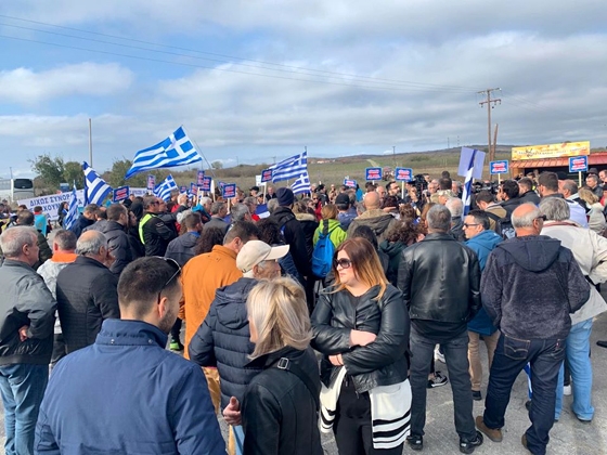 Ανθρώπινη αλυσίδα στο τελωνείο των Κήπων για το μεταναστευτικό (pic)