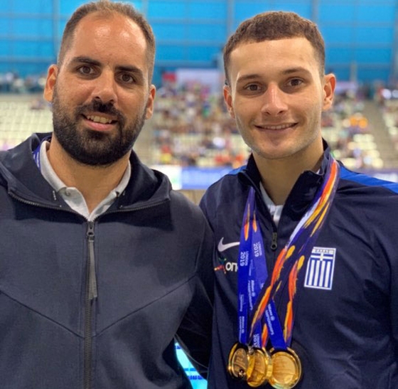 Ο Δημοσθένης Μιχαλεντζάκης με τον προπονητή του Αναστάσιος Καλιτσάρη και τα 3 χρυσά μετάλλια στον λαιμό του