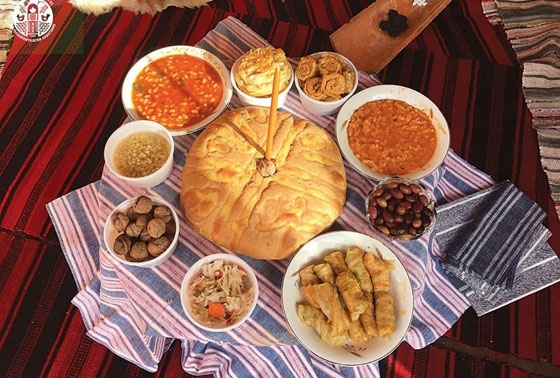 Την παραμονή των Χριστουγέννων κάθε σπίτι έπρεπε να έχει 9 φαγητά, για να έχει το τραπέζι πολλά φαγητά σε όλη τη διάρκεια της χρονιάς.