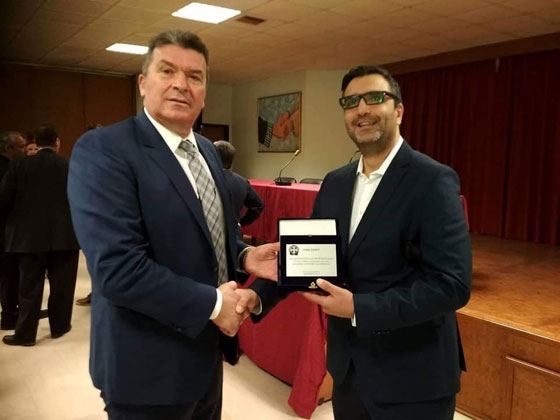 Ο Πρόεδρος της Ένωσης Συνοριοφυλάκων Έβρου Χ. Γιαλαμάς απονέμει την τιμητική πλακέτα στον απερχόμενο Γενικό Αστ/κο Δ/ντη ΑΜ - Θ Νίκο Μενεξίδη. 