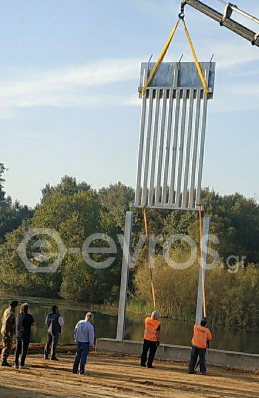 Θα μπορούσε να χαρακτηριστεί ιστορική η φωτογραφία αφού πρόκειται για το πρώτο κομμάτι του νέου φράχτη στον Έβρο