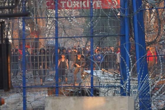 «Χαρτιά σε όλους», «ανοιχτά σύνορα», «να τελειώσουμε για πάντα με τους εθνικισμούς» ένα από τα συνθήματα τους.