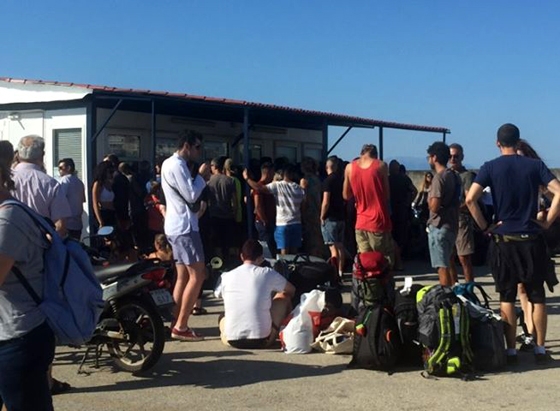 Αγανακτισμένοι τουρίστες περιμένουν για ώρες έξω από τα εκδοτήρια στο λιμάνι της Αλεξανδρούπολης