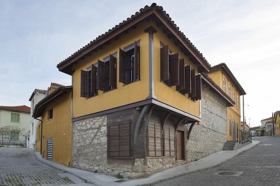 Η διαδικασία ανάπτυξης του μεταξοσκώληκα από τον μεταξόσπορο σε χρυσαλλίδα, περιλαμβάνει πέντε στάδια έντονης δραστηριότητας.