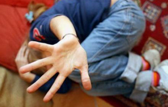 Ο δράστης απειλώντας τες τις οδήγησε σε ερημική τοποθεσία.