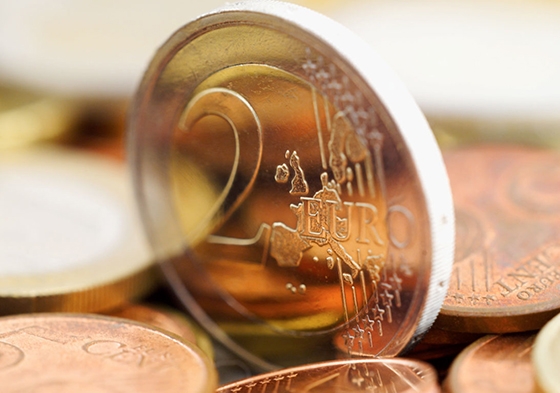 Το ελληνικό νόμισμα των δύο ευρώ επελέγη έπειτα από έναν ηλεκτρονικό διαγωνισμό που πραγματοποίησε η Ευρωπαϊκή Επιτροπή και στον οποίο συμμετείχαν κάπου 100.000 άνθρωποι.