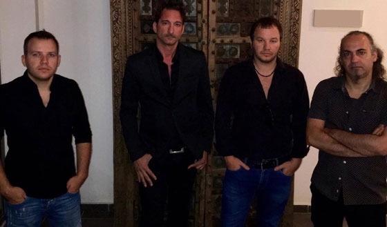 O Johnny Bacolas πλαισιωμένος από τους ΙΝΚ