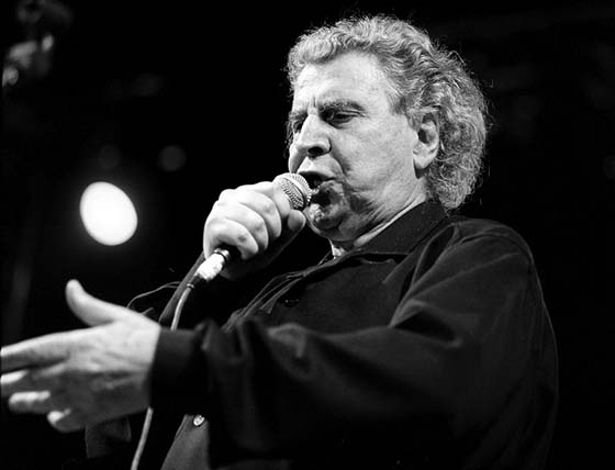 Οι σημαίες κυματίζουν μεσίστιες σε όλα τα δημόσια κτίρια.