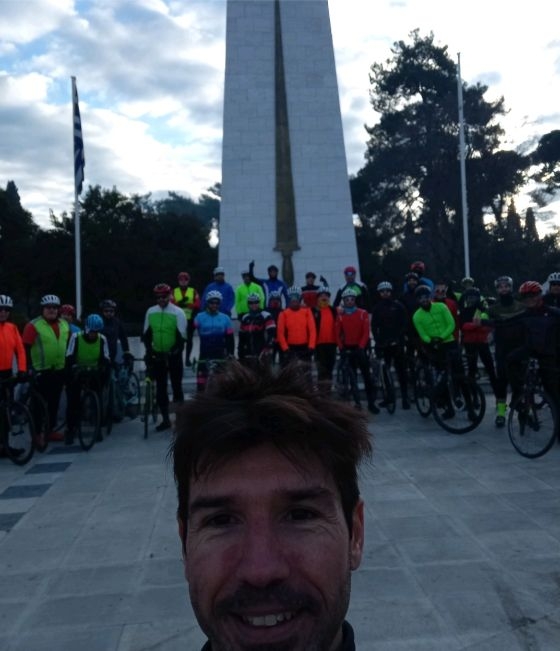 O Κωνσταντίνος Δεληγεώργης με τους συμμετέχοντες ποδηλάτες στον υπερμαραθώνιο των 200 χλμ