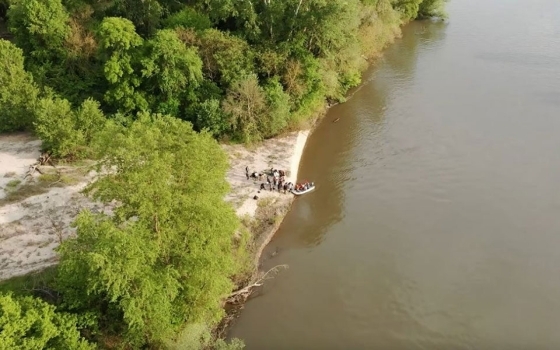 Στιγμιότυπο από τη διάσωση των 39 μη νόμιμων μεταναστών από νησίδα του ποταμού Έβρου